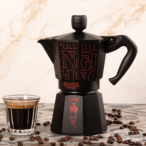 Гейзерная кофеварка Bialetti Moka Express Stranger Things, 6 чашек 0005407 фото