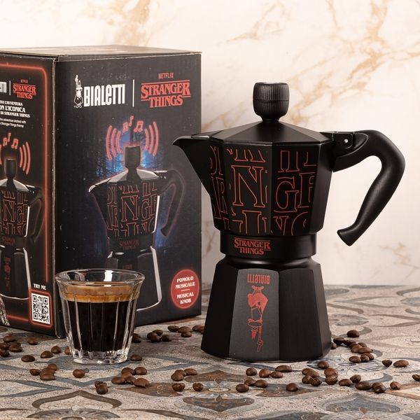 Гейзерная кофеварка Bialetti Moka Express Stranger Things, 6 чашек 0005407 фото