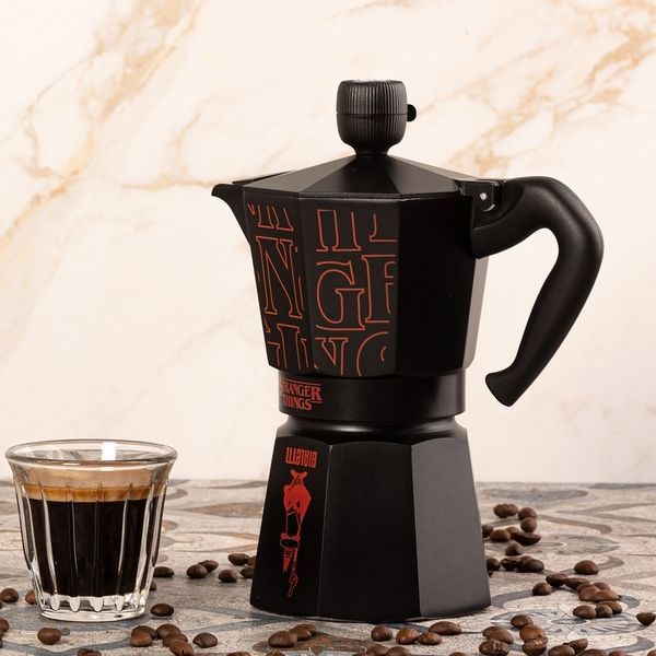 Гейзерная кофеварка Bialetti Moka Express Stranger Things, 6 чашек 0005407 фото